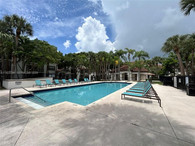 620 S Park Rd 15-2, Hollywood, FL 33021