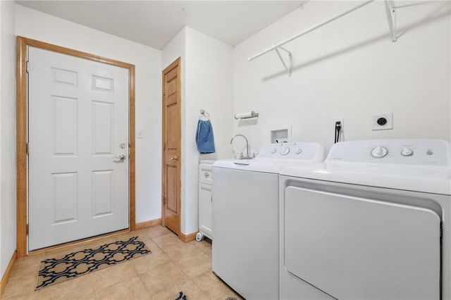 9079 Abbey Ln, North Huntingdon, PA 15642