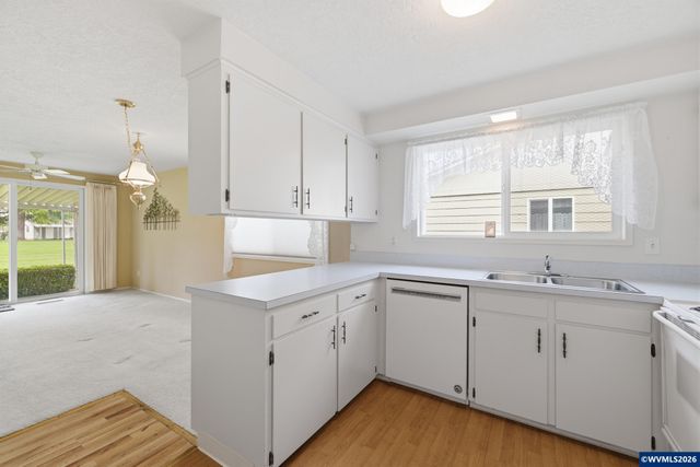 401 S Cascade Dr, Woodburn, OR 97071
