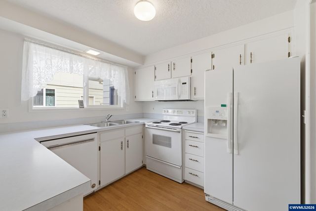 401 S Cascade Dr, Woodburn, OR 97071