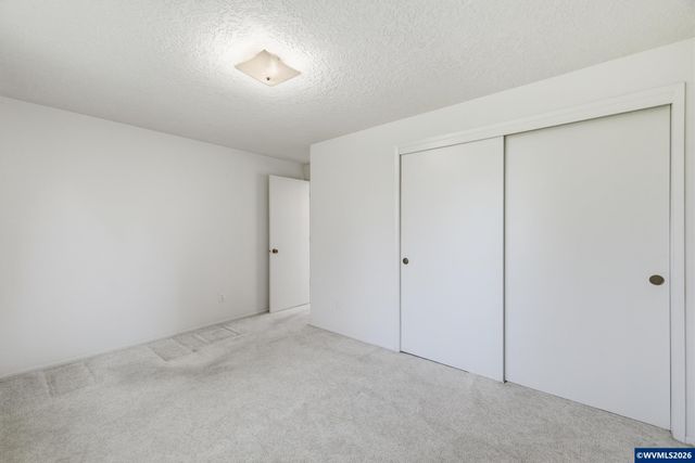 401 S Cascade Dr, Woodburn, OR 97071