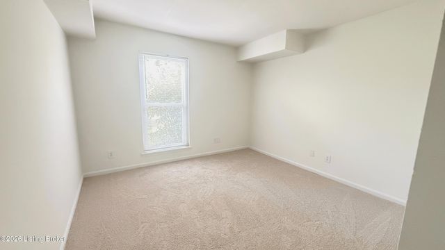 902 La Fontenay Ct, Louisville, KY 40223