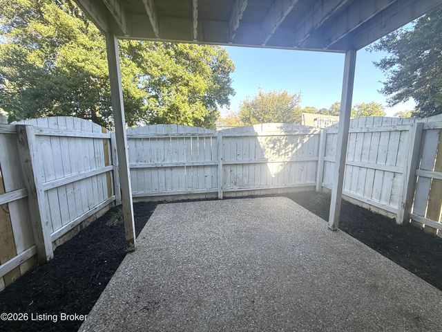 902 La Fontenay Ct, Louisville, KY 40223