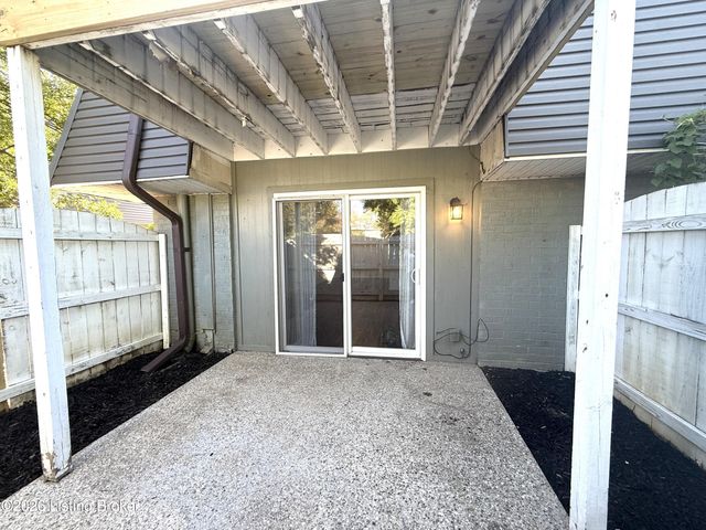 902 La Fontenay Ct, Louisville, KY 40223