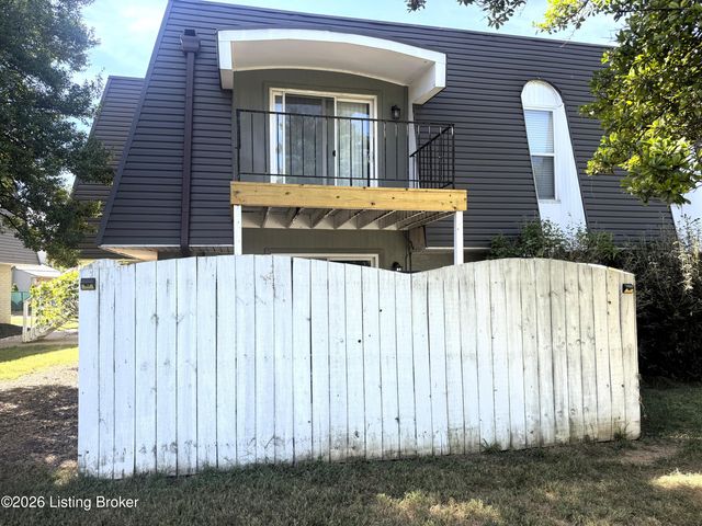 902 La Fontenay Ct, Louisville, KY 40223