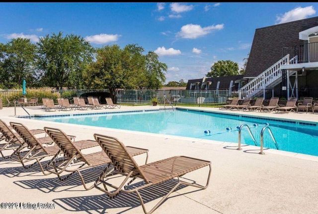 902 La Fontenay Ct, Louisville, KY 40223