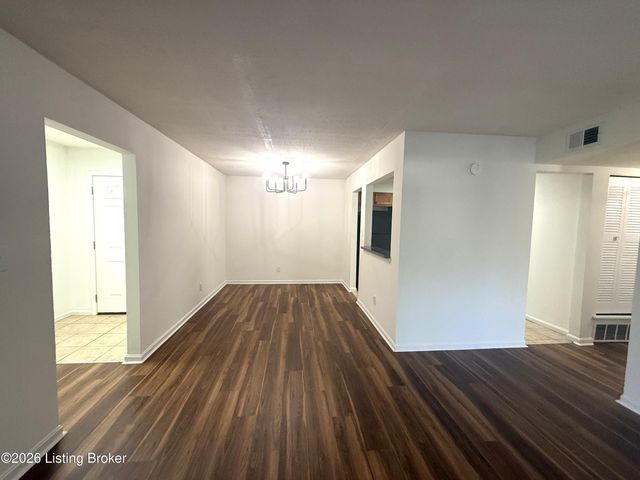 902 La Fontenay Ct, Louisville, KY 40223