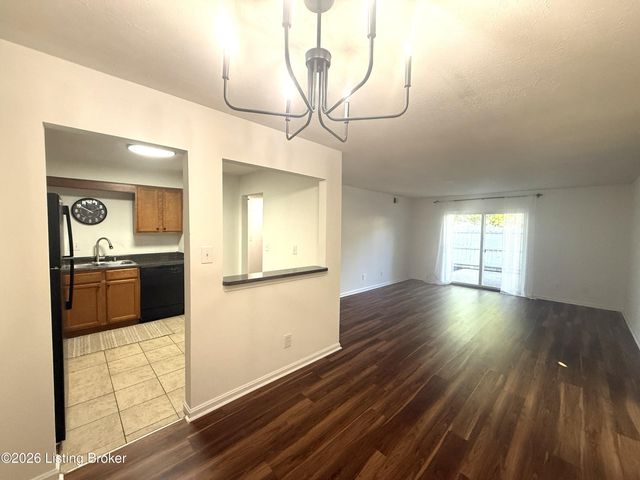 902 La Fontenay Ct, Louisville, KY 40223