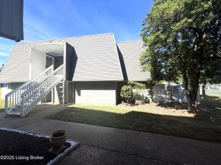 902 La Fontenay Ct, Louisville, KY 40223