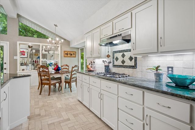 711 Monssen Parkway, Dallas, TX 75224