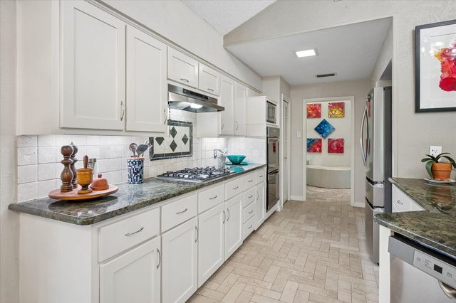711 Monssen Parkway, Dallas, TX 75224