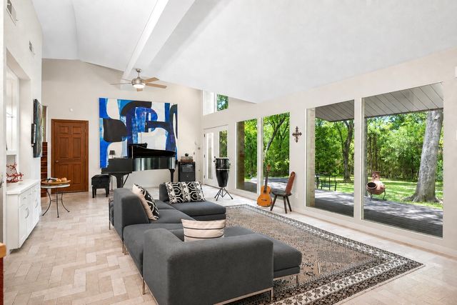 711 Monssen Parkway, Dallas, TX 75224