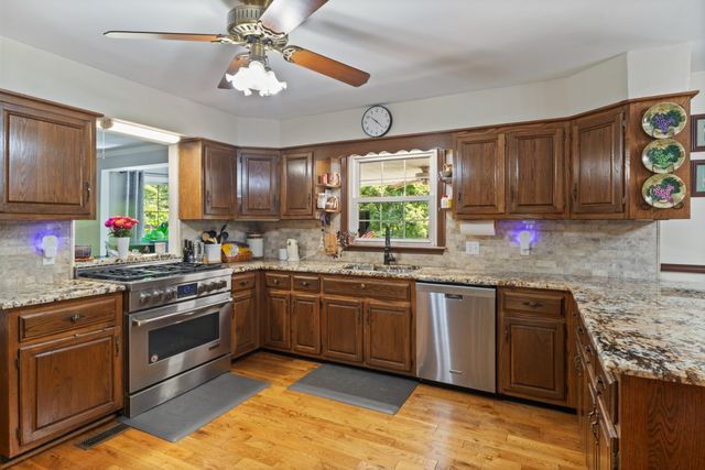 7422 Indian Creek Rd, Mc Ewen, TN 37101