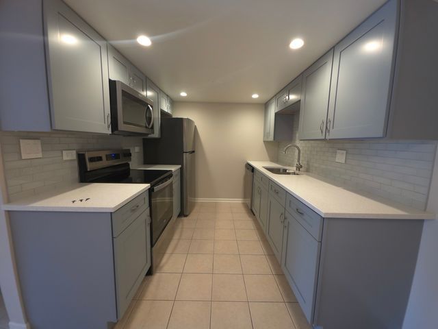 1674 KIOWA Circle 101, Naperville, IL 60565