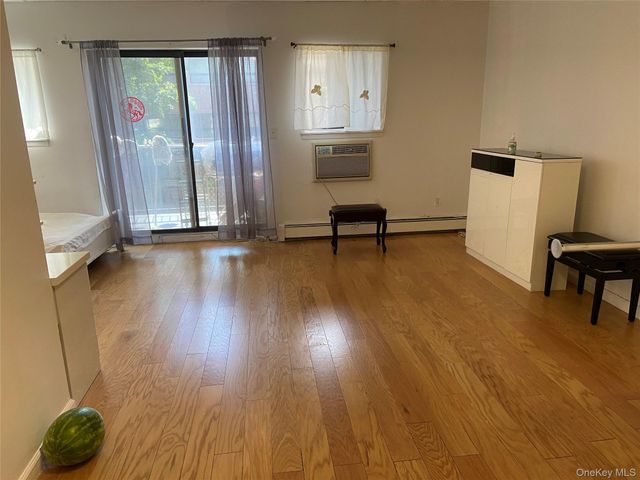 147-48 Roosevelt Avenue 2G, Flushing, NY 11354