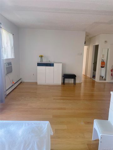 147-48 Roosevelt Avenue 2G, Flushing, NY 11354