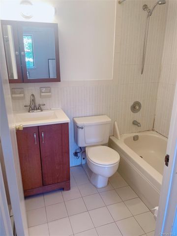 147-48 Roosevelt Avenue 2G, Flushing, NY 11354