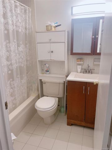 147-48 Roosevelt Avenue 2G, Flushing, NY 11354