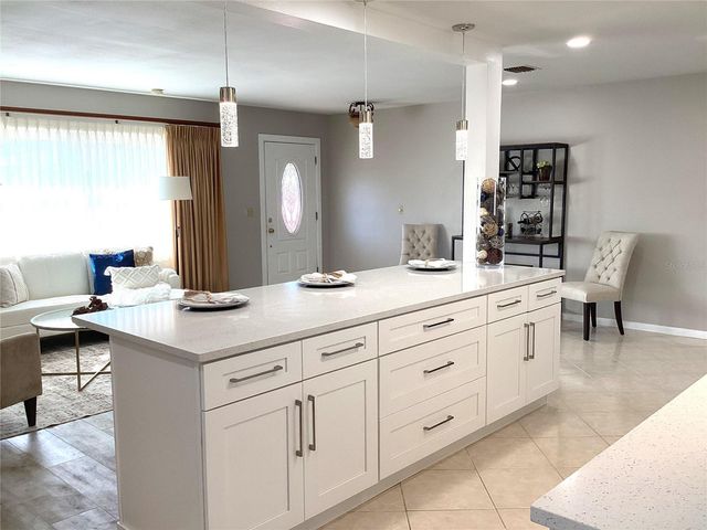 13725 BERMUDA DRIVE, Seminole, FL 33776