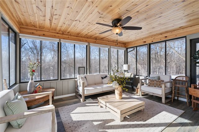 1596 Sunrise Drive NE, Solon, IA 52333