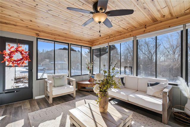 1596 Sunrise Drive NE, Solon, IA 52333