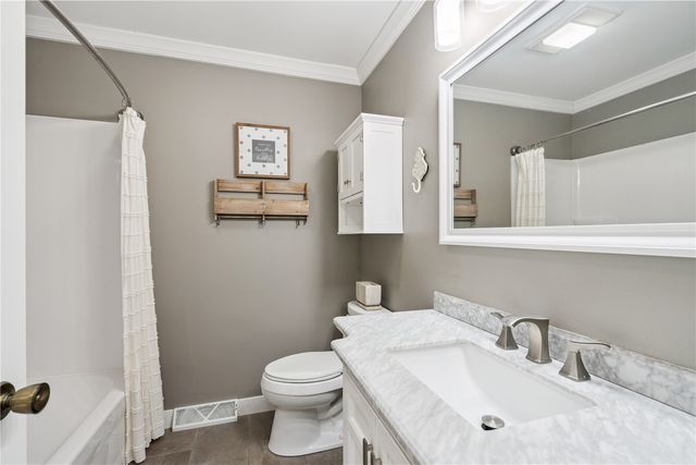 1596 Sunrise Drive NE, Solon, IA 52333