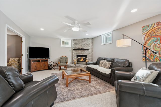 1596 Sunrise Drive NE, Solon, IA 52333