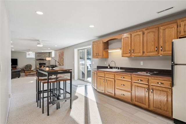 1596 Sunrise Drive NE, Solon, IA 52333