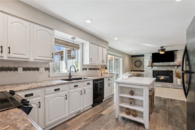 1596 Sunrise Drive NE, Solon, IA 52333