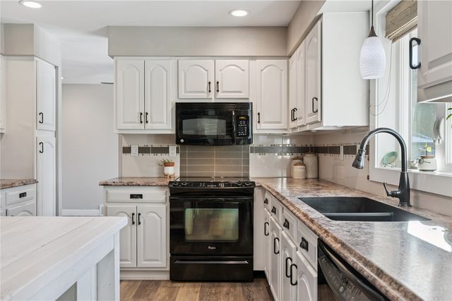 1596 Sunrise Drive NE, Solon, IA 52333