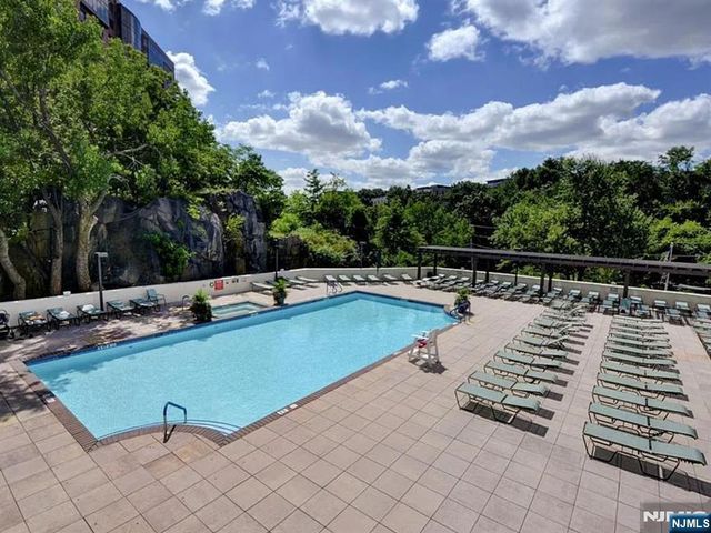 250 Gorge Road 18E, Cliffside Park, NJ 07010