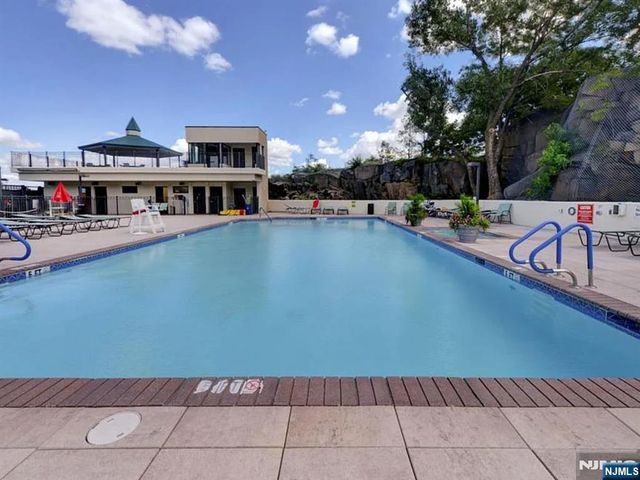 250 Gorge Road 18E, Cliffside Park, NJ 07010