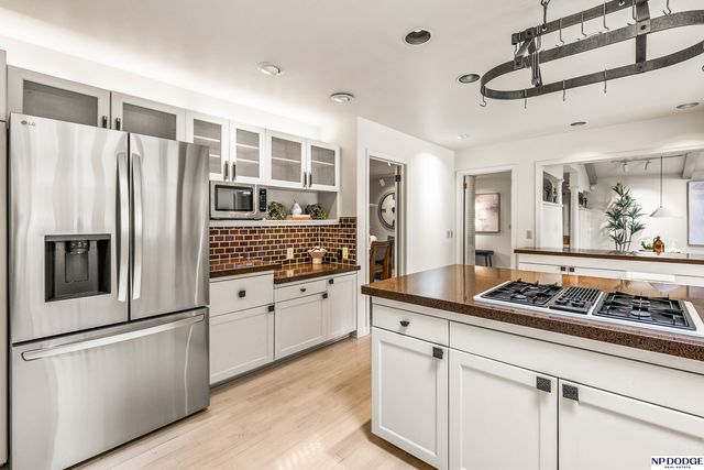 8731 Douglas Street, Omaha, NE 68114