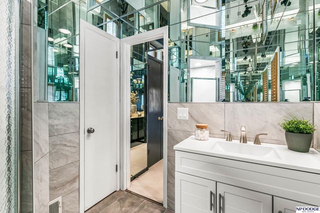 8731 Douglas Street, Omaha, NE 68114