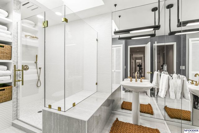 8731 Douglas Street, Omaha, NE 68114