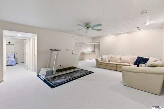 8731 Douglas Street, Omaha, NE 68114