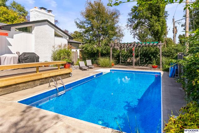 8731 Douglas Street, Omaha, NE 68114