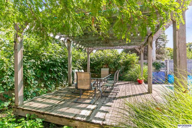 8731 Douglas Street, Omaha, NE 68114