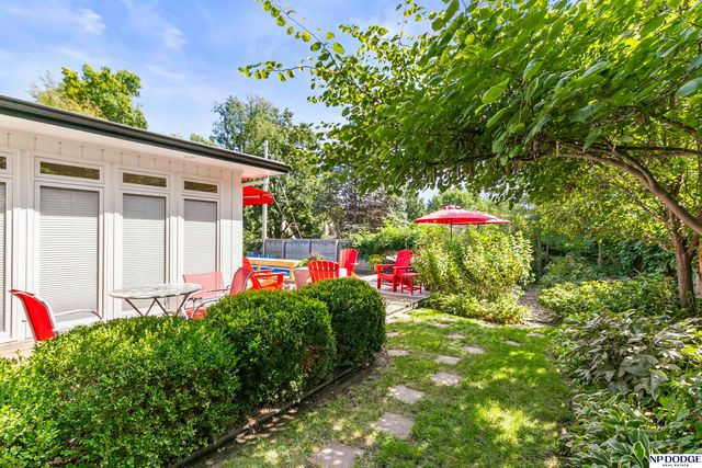 8731 Douglas Street, Omaha, NE 68114