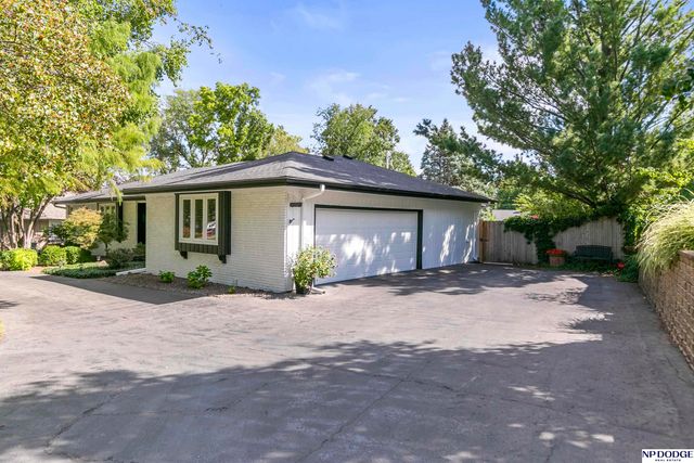 8731 Douglas Street, Omaha, NE 68114