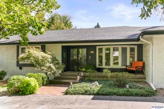 8731 Douglas Street, Omaha, NE 68114