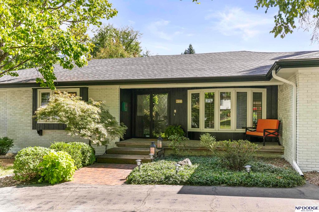 8731 Douglas Street, Omaha, NE 68114