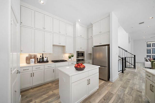 906 Reinerman Street, Houston, TX 77007