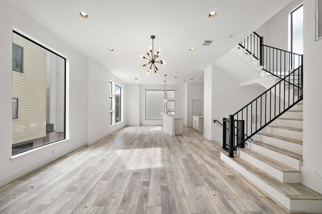 906 Reinerman Street, Houston, TX 77007