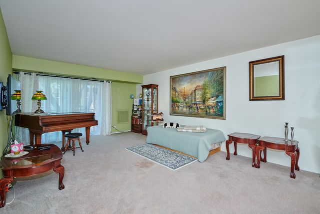 502 W HUNTINGTON COMMONS Road 238, Mount Prospect, IL 60056