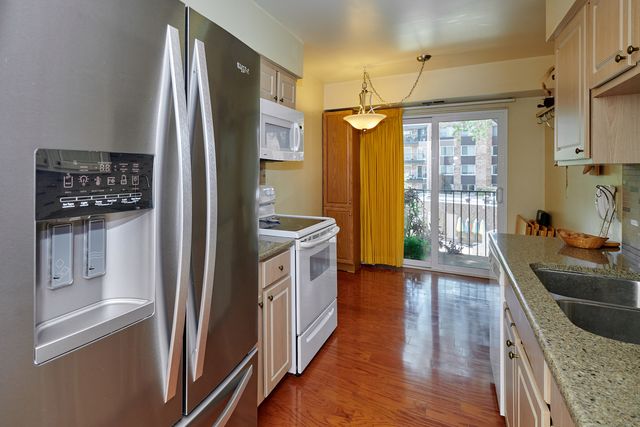 502 W HUNTINGTON COMMONS Road 238, Mount Prospect, IL 60056