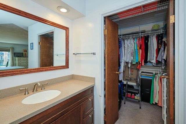 502 W HUNTINGTON COMMONS Road 238, Mount Prospect, IL 60056