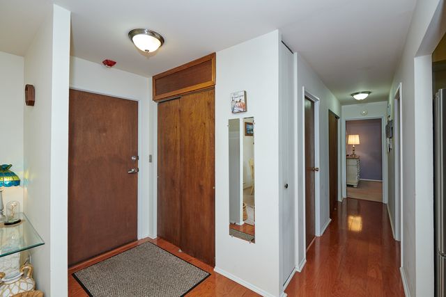 502 W HUNTINGTON COMMONS Road 238, Mount Prospect, IL 60056