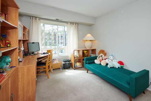 502 W HUNTINGTON COMMONS Road 238, Mount Prospect, IL 60056
