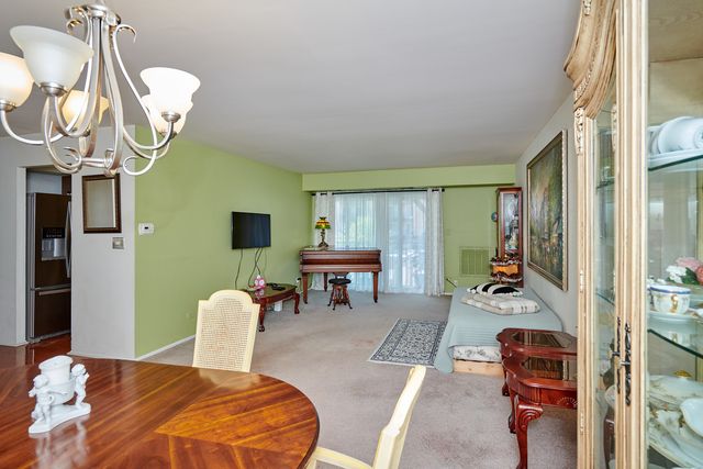 502 W HUNTINGTON COMMONS Road 238, Mount Prospect, IL 60056